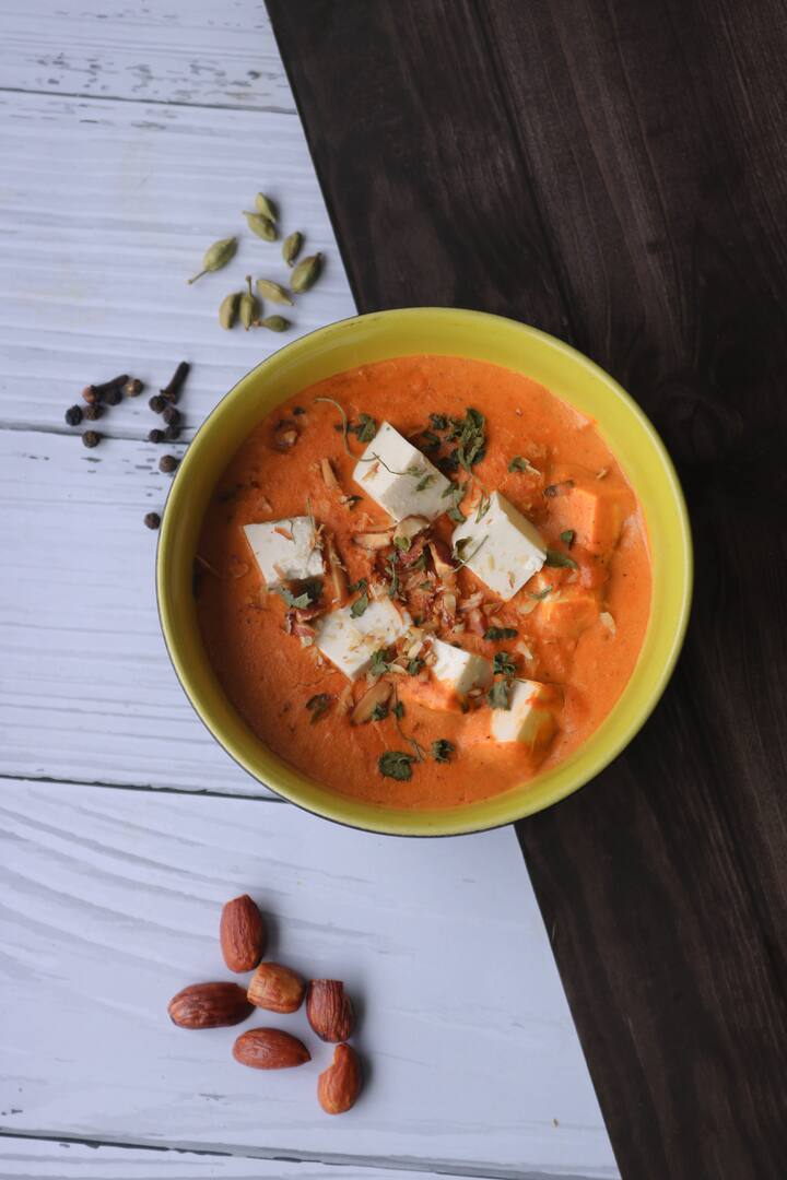 मेंदूच्या आरोग्यासाठी व्हिटॅमिन बी12 खूप महत्त्वाची भूमिका बजावते. चीज हा त्याचा चांगला स्रोत आहे. त्याचप्रमाणे दुग्धजन्य पदार्थ रक्तातील ट्रिप्टोफॅनची पातळी वाढवतात, ज्यामुळे चांगली झोप लागते, जे चांगले मानसिक आरोग्य राखण्यासाठी आवश्यक आहे. [Photo Credit : Pexel.com]