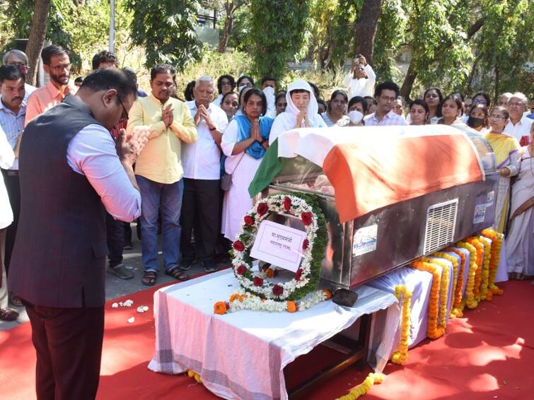 Veteran classical singer Prabha Atre cremated with state honours Prabha Atre : ज्येष्ठ शास्त्रीय गायिका प्रभा अत्रे यांच्या पार्थिवावर शासकीय इतमामात अंत्यसंस्कार