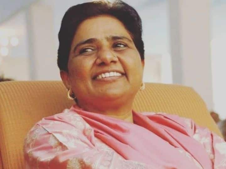 मायावती हमेशा 'शॉर्ट हेयर' में रहती हैं, इसे लेकर जब उनसे एक इंटरव्यू में सवाल किया गया था, तो उन्होंने बताया था कि बड़े बाल होने पर उनको पीछे करके बांधना पड़ता था. अगर वे किसी दिन 6-7 जगह जाती हैं, तो बार बार कंघी करके बाल ठीक करना होता है, इससे समय बहुत खराब होता है.