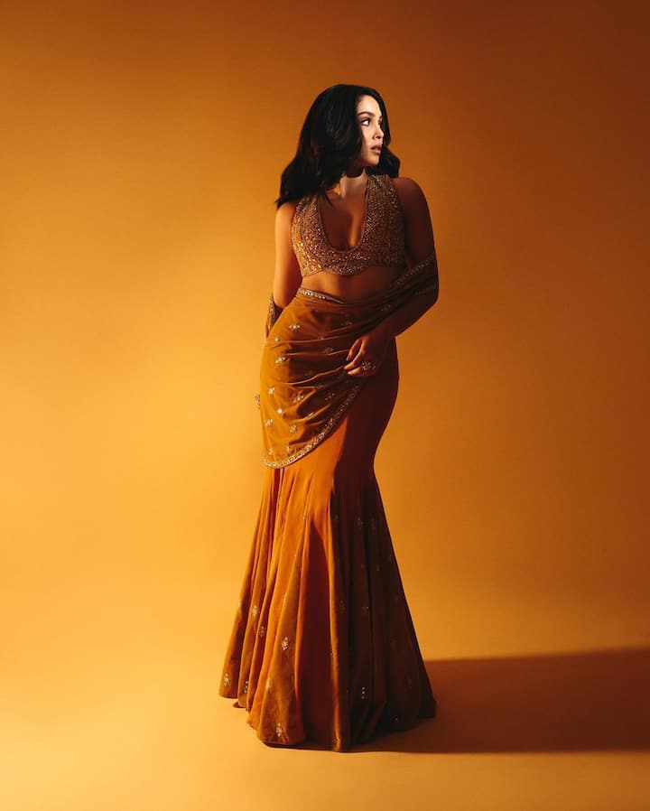 The actress opted for a mustard yellow saree giving it a contemporary twist.