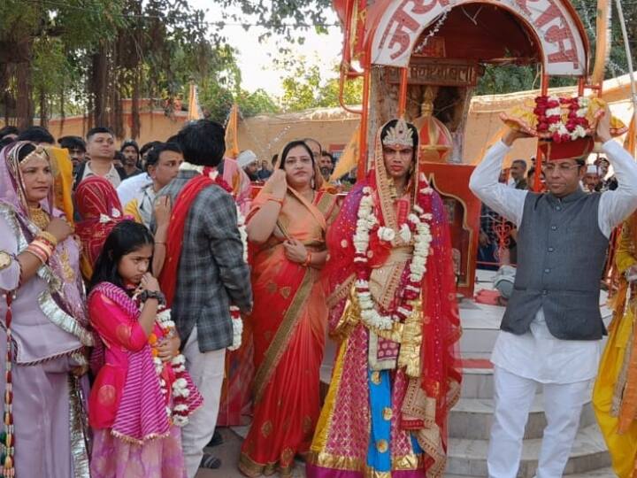 श्रीमद भागवत की आरती के बाद जेल परिवार के द्वारा शोभायात्रा निकाली गई. गाजेबाजे और जयकारों के साथ श्रीमद भागवत को विदाई दी गई और मथुरा से आए पंडितों के साथ, मथुरा के लिए रवाना किया गया.