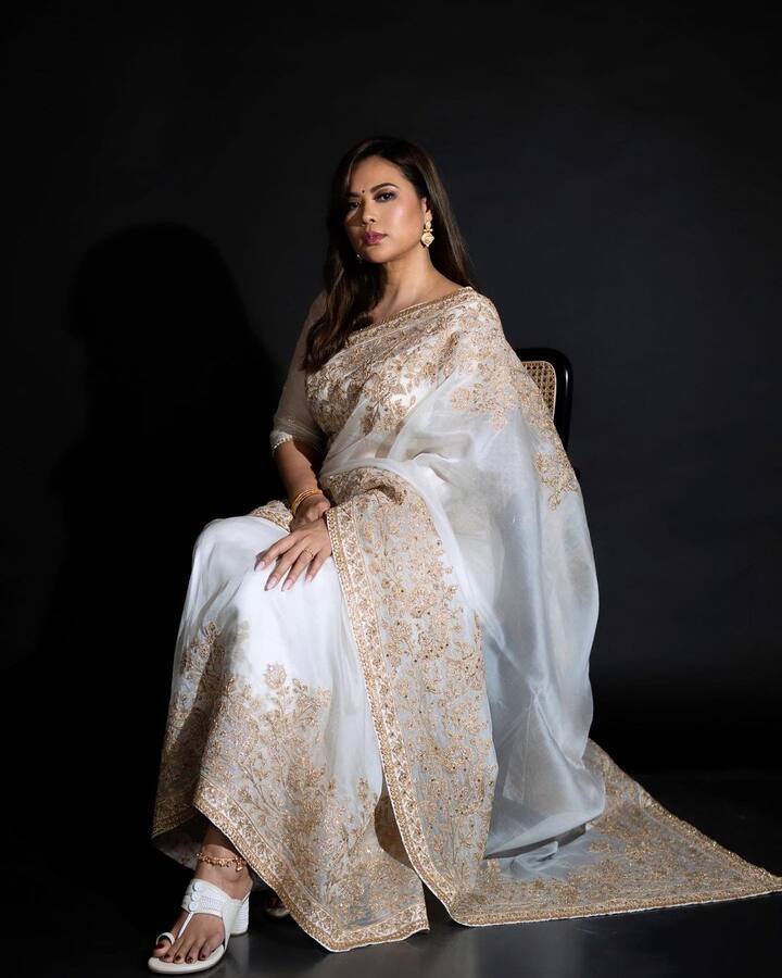 She accessorised the gorgeous saree with white heels and golden earrings.