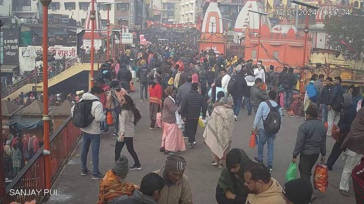 श्रद्धालुओं की सहायता के लिए जिला प्रशासन लगा हुआ है हरिद्वार के डीएम धीरज घर बिहार एस एस पी हरिद्वार प्रमेंद्र दोबल मेले के स्थल पर मौजूद रहे.