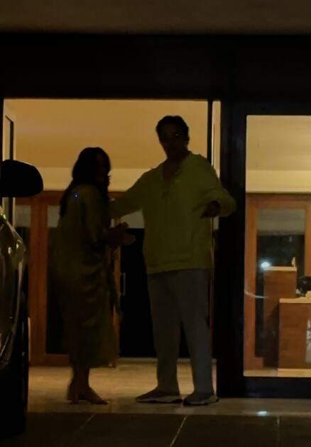 कियारा आडवाणी के पेरेंट्स इस दौरान ट्विनिंग करते दिखे. एक्ट्रेस के पापा ने येलो हुड्डी पहनी थी और उनकी मां ने येलो सिल्क ड्रेस कैरी की थी.
