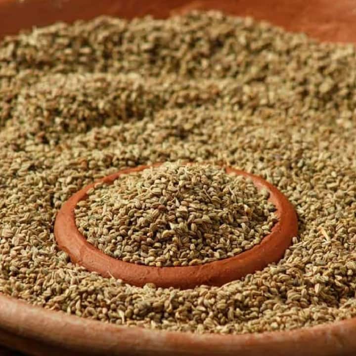 ਜੇਕਰ ਤੁਸੀਂ ਪਾਚਨ ਦੀ ਸਮੱਸਿਆ ਤੋਂ ਪਰੇਸ਼ਾਨ ਹੋ ਤਾਂ ਆਪਣੀ ਡਾਈਟ 'ਚ ਅਜਵਾਇਣ ਨੂੰ ਜ਼ਰੂਰ ਸ਼ਾਮਲ ਕਰੋ। ਇਸ 'ਚ ਥਾਈਮੋਲ ਨਾਂ ਦਾ ਤੱਤ ਮੌਜੂਦ ਹੁੰਦਾ ਹੈ, ਜਿਸ ਨਾਲ ਪਾਚਨ ਕਿਰਿਆ 'ਚ ਸੁਧਾਰ ਹੁੰਦਾ ਹੈ। ਅਜਵਾਇਣ ਖਾਣ ਨਾਲ ਬਦਹਜ਼ਮੀ, ਪੇਟ ਫੁੱਲਣਾ, ਗੈਸ ਆਦਿ ਵਰਗੀਆਂ ਸਮੱਸਿਆਵਾਂ ਦੂਰ ਹੁੰਦੀਆਂ ਹਨ।