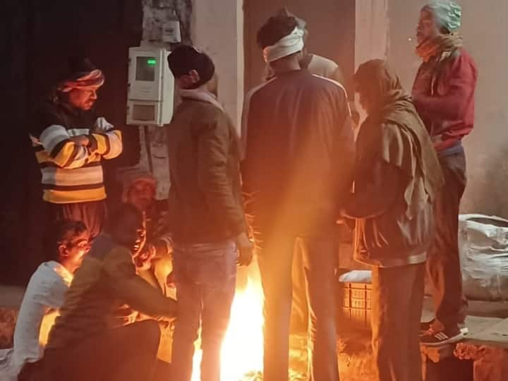 Agra Weather news fog and no relief from cold People have resort to bonfire ann UP News: आगरा में ठंड और कोहरे ने बढ़ाई परेशानी, लोगों ने लेना पड़ रहा अलाव का सहारा