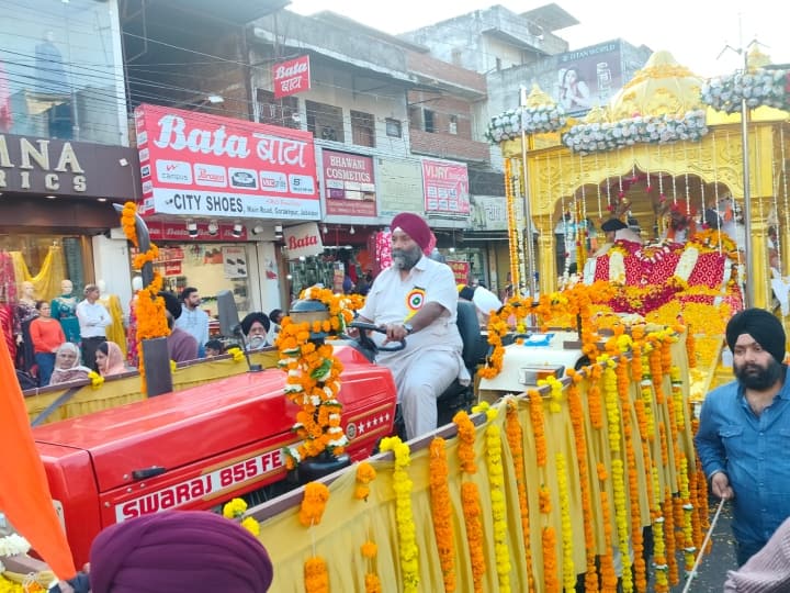 Jabalpur: गुरु श्री गोविंद सिंह जी महाराज का गुरुपर्व 17 जनवरी को मनाया जाएगा. इससे पूर्व जबलपुर शहर के सिख धर्मावलम्बियों द्वारा नगर संकीर्तन जुलूस निकाला गया.