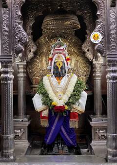 मकर संक्रांतीनिमित्त विठ्ठल मंदिरास फळे, फुले आणि तिळगुळाची आकर्षक सजावट; रुक्मिणी मातेस वाणवसा करण्यासाठी राज्यातील हजारो महिला पंढरपुरात