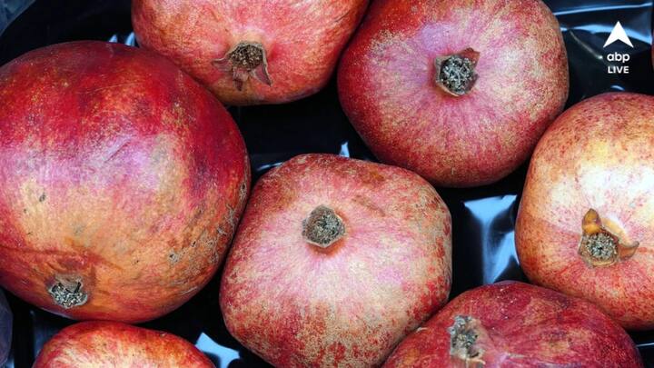 শীতকালের মরসুমি বাজারে ঢালাও ফল আর সবজি। এর মধ্যে থেকে বেদানাকে খেতে পারেন নিয়মিত। কারণ একাধিক গুণ রয়েছে এই বিশেষ ফলের।‌ (প্রতীকী ছবি সৌজন্য: পিক্স্যাবে)