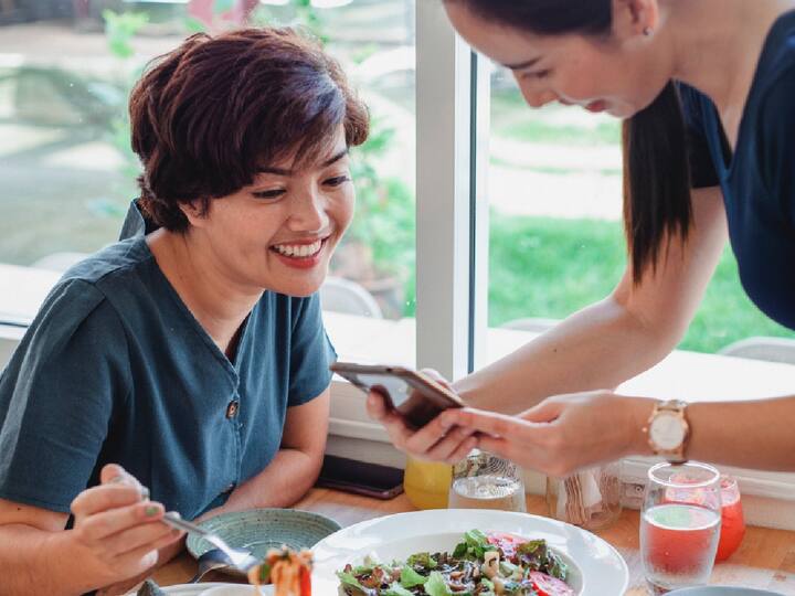 Using Mobile while Eating:  न्याहारी असो, दुपारचे जेवण असो किंवा रात्रीचे जेवण असो, या काळातही अनेकांना मोबाईल वापरण्याची सवय असते. जेवताना स्मार्टफोन वापरल्याने  आजारांचा धोका वाढतो.