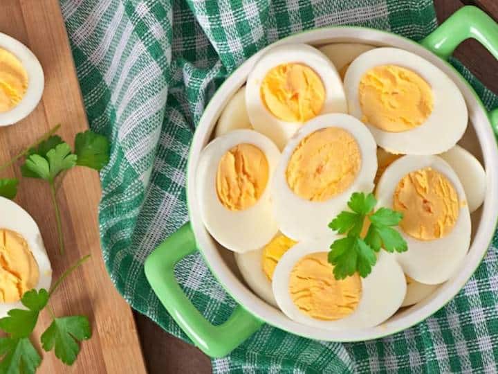 निम्न-घनत्व लिपोप्रोटीन (एलडीएल) कोलेस्ट्रॉल और उच्च-घनत्व लिपोप्रोटीन (एचडीएल) कोलेस्ट्रॉल के दो मुख्य प्रकार हैं. जबकि एलडीएल कोलेस्ट्रॉल का उच्च स्तर हृदय रोग और स्ट्रोक का खतरा बढ़ाता है, एचडीएल कोलेस्ट्रॉल, या 'अच्छा' कोलेस्ट्रॉल, हृदय प्रणाली की रक्षा करता है. जबकि अंडे आहार कोलेस्ट्रॉल में समृद्ध हैं, वे अस्वास्थ्यकर नहीं हैं और खाद्य पदार्थों में मौजूद कोलेस्ट्रॉल से अलग हैं, जैसे ट्रांस वसा और संतृप्त वसा में उच्च होता है.