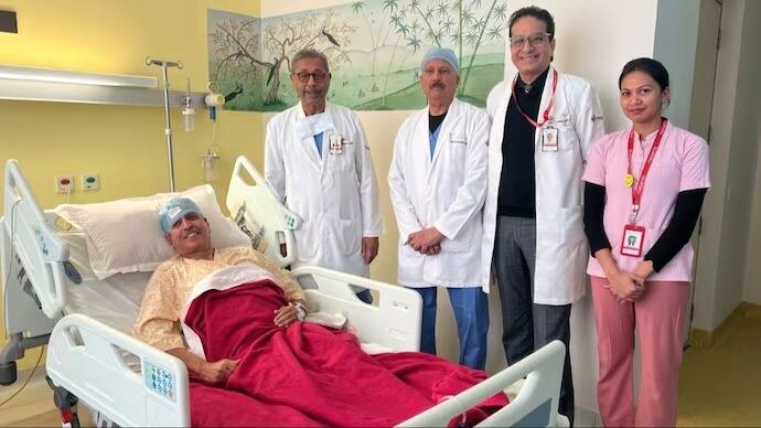 AI used to remove severe blood clots from 62 year old patient for first time AI Blood Clot Surgery marathi news AI Surgery : देशात पहिल्यांदाच रक्ताच्या गुठळ्यांवर AI शस्त्रक्रिया, 62 वर्षीय रुग्णाला जीवदान