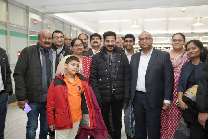 తెలంగాణ బృందం జ్యూరిచ్ ఎయిర్ పోర్ట్ లో దేశానికి చెందిన పలువురు ప్రముఖులను కలిసి వారితో కొద్దిసేపు మాట్లాడటం సంతోషాన్నిందన్నారు రేవంత్ రెడ్డి. రాష్ట్రాన్ని పెట్టుబడులు తీసుకొచ్చి మరింత అభివృద్ది చేసేందుకు దావోస్ ను వేదికగా చేసుకోవాలని రాష్ట్ర బృందానికి సూచించారు.