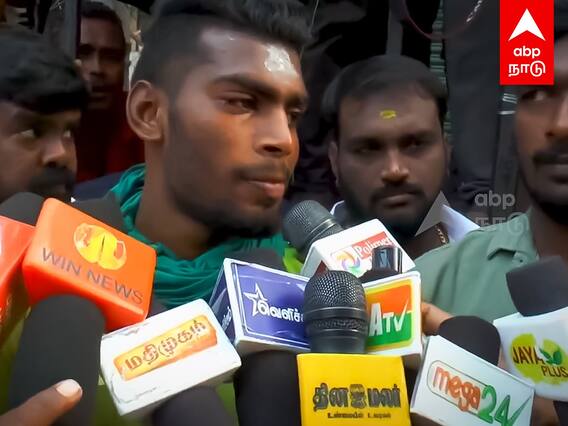 Avaniyapuram jallikattu 2024 - ”அரசு வேலை கொடுங்க” 17 காளைகளை அடக்கிய வீரர்” அப்பா, அம்மா உழைப்பு”