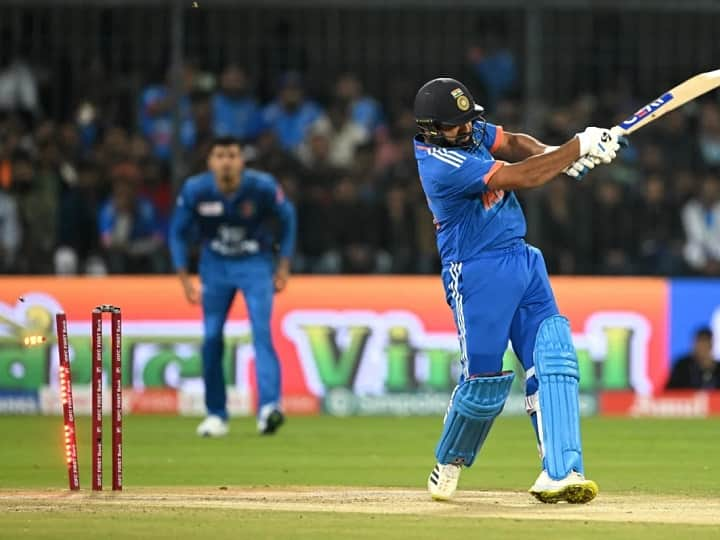 Rohit Sharma back to bach duck in T20I on verge of unwanted record Rohit Sharma: बैक टू बैक पारियों में जीरो पर हुए आउट, अब इस अनचाहे रिकॉर्ड को अपने सिर करने जा रहे रोहित शर्मा