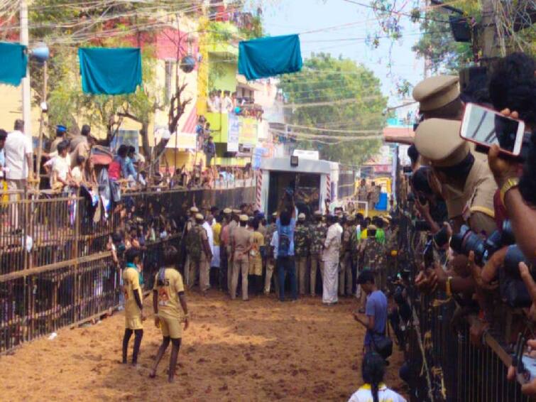 Avaniyapuram Jallikattu 2024 jallikattu competition One person was seriously injured when a bull ran over him at the collection point PONGAL 2024 Avaniyapuram Jallikattu 2024: விறுவிறுப்பாக நடைபெறும் அவனியாபுரம் ஜல்லிக்கட்டு போட்டி.. மாடு முட்டி ஒருவர் படுகாயம்..