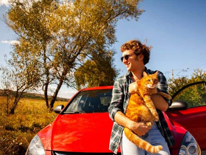 अगर आप अपने पालतू जानवर के साथ कहीं यात्रा पर जा रहे हैं, तो पहले ही उसके लिए आवश्यक चीजों की सूची बना लें. उसमें उसका भोजन, साबुन, दवाएं, तौलिया आदि शामिल करें.