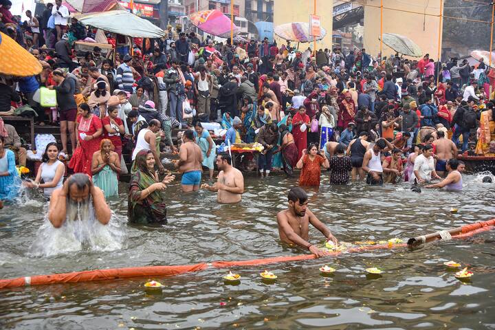 People take holy dip in the Ganga river on the occasion of 'Makar Sankranti', in Varanasi. (Image Source: PTI)