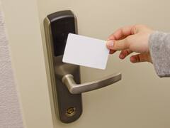 प्लास्टिक के एक्सेस कार्ड में ऐसा क्या होता है, जो आसानी से खुल जाता है लोहे का दरवाजा?