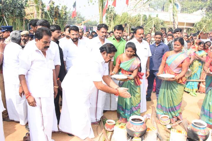 பொங்கல் பானையில், அரிசி, வெள்ளம் சேர்த்து சமத்துவ பொங்கல் விழாவை தொடங்கி வைத்த எடப்பாடி பழனிசாமி