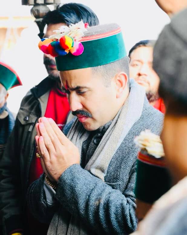 विक्रमादित्य सिंह ने कहा कि बीजेपी को इस पर राजनीति करना बंद करना चाहिए. विक्रमादित्य सिंह ने कहा कि धर्म और राजनीति का आपस में कोई लेना-देना नहीं है. इस बारे में पार्टी आलाकमान से उनकी बात हुई है. आलाकमान ने मंदिर जाने के लिए किसी को माना नहीं किया. (फाइल फोटो)