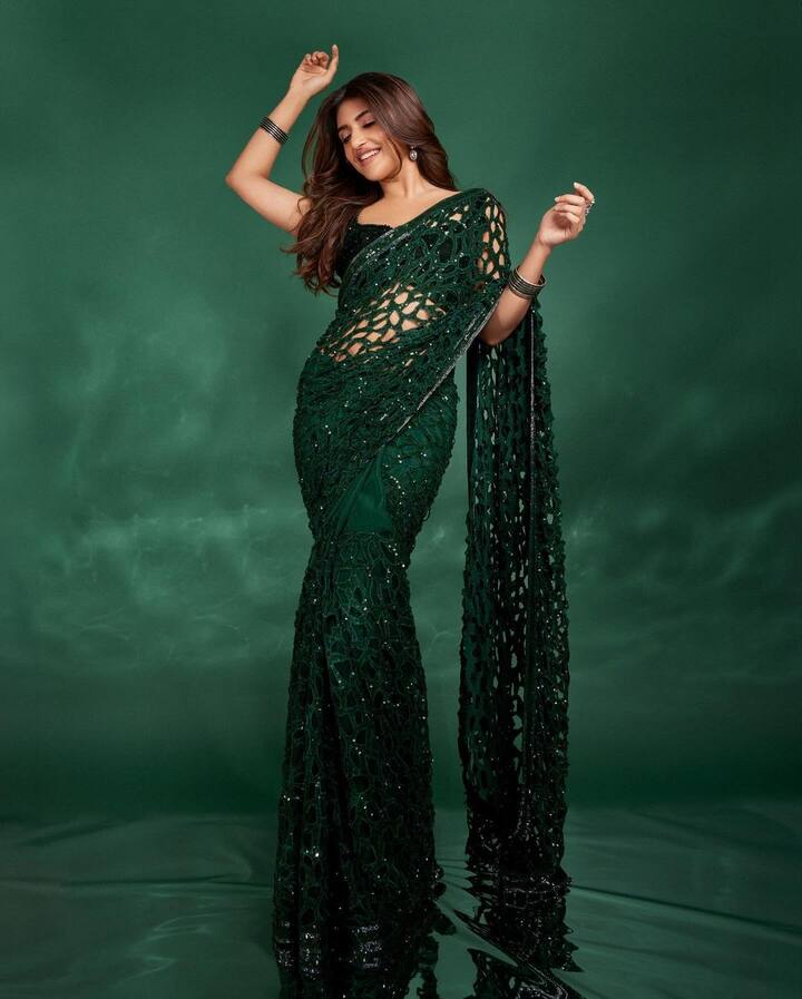 ఫ్యాన్స్ ఈ ఫొటోపై విపరీతంగా కామెంట్లు కూడా చేస్తున్నారు. ఏకంగా రెండువేలకు పైగా కామెంట్లు కూడా ఈ ఫొటోకు వచ్చాయి. లైకులు, కామెంట్లు మాత్రమే కాకుండా ఫ్యాన్స్ ఈ ఫొటోలను షేర్ కూడా చేస్తున్నారు.