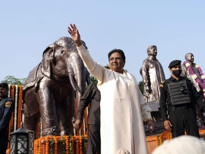 Mayawati Birthday: बसपा सुप्रीमो मायावती आज अपना 68वां जन्मदिवस मना रही है. मायावती ने इस बार अकेले ही लोकसभा चुनाव में लड़ने का एलान किया है. वो दलितों की बड़ी नेता मानी जाती है.