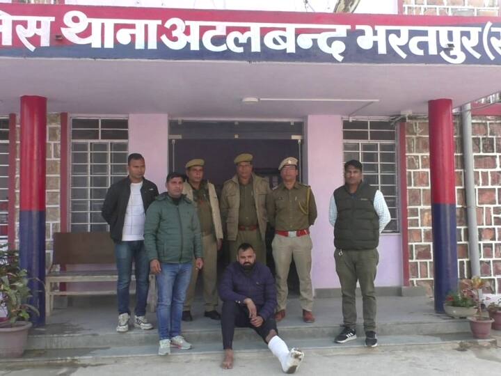 Bharatpur Smugglers supplying illegal weaponry arrested by Rajasthan Police weapons recovered ANN Rajasthan Crime News: भरतपुर में अवैध हथियारों की सप्लाई करने वाला तस्कर चढ़ा पुलिस के हत्थे, भारी मात्रा में हथियार बरामद