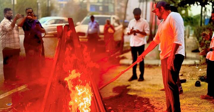 మంచు మనోజ్ ఇన్స్టాగ్రామ్లో ఓ పోస్ట్ పెట్టారు. ప్రజలకు సంక్రాంతి విషెష్ చెప్తూ.. ఫ్యామిలీతో కలిసి భోగి మంటలు వెలిగిస్తున్న ఫోటోలు సోషల్ మీడియాలో షేర్ చేశారు. భూమా మౌనికను పెళ్లి చేసుకున్న తర్వాత ఇదే తన మొదటి సంక్రాంతి అంటూ ఇన్స్టా పోస్ట్లో వెల్లడించాడు.(Image Source : Instagram/manojkmanchu)