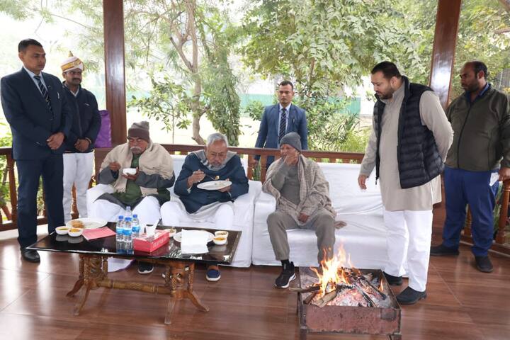 बिहार के सीएम नीतीश कुमार ने जब से इंडिया के संयोजक का पद ठुकराया है, उनको लेकर कई तरह की अटकलें लगनी शुरू हो गई हैं. इससे पहले कहा गया कि संजोयक नहीं बनाने से नीतीश कुमार नाराज हो गए हैं. नीतीश कुमार पहले भी पाला बदल चुके हैं, ऐसे में अटकलों को हवा भी मिल गई है. मकर संक्रांति के साथ ही खरमास खत्म हो गया है. अब नजरें नीतीश कुमार पर टिकी हैं कि वो आगे क्या फैसला लेते हैं.