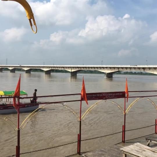 सरयू नदी हिंदू धार्मिक ग्रंथों में इतनी पवित्र मानी जाती है कि यह मानव जाति की अशुद्धियों को धो देती है. अयोध्या में त्रेता युग में भगवान श्री राम का जन्म स्थान और राज्य की राजधानी अयोध्या सरयू नदी के तट पर स्थित है, इस प्रकार यह भारत में अत्यधिक महत्वपूर्ण नदियों में से एक है.