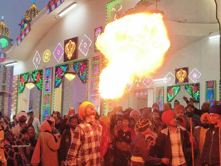 पंजाब से आए लोगों ने करतब दिखाए. 16 जनवरी को गाय घाट गुरुद्वारा से नगर कीर्तन निकाला जाएगा जो देर शाम तक हरमंदिर साहिब पहुंचेगा. इसके बाद तीसरे और अंतिम दिन 17 जनवरी को तख्त श्री हरिमंदिर साहिब गुरुद्वारा में मुख्य प्रकाश पर्व और गुरु गोविंद सिंह का जन्म उत्सव मनाया जाएगा.