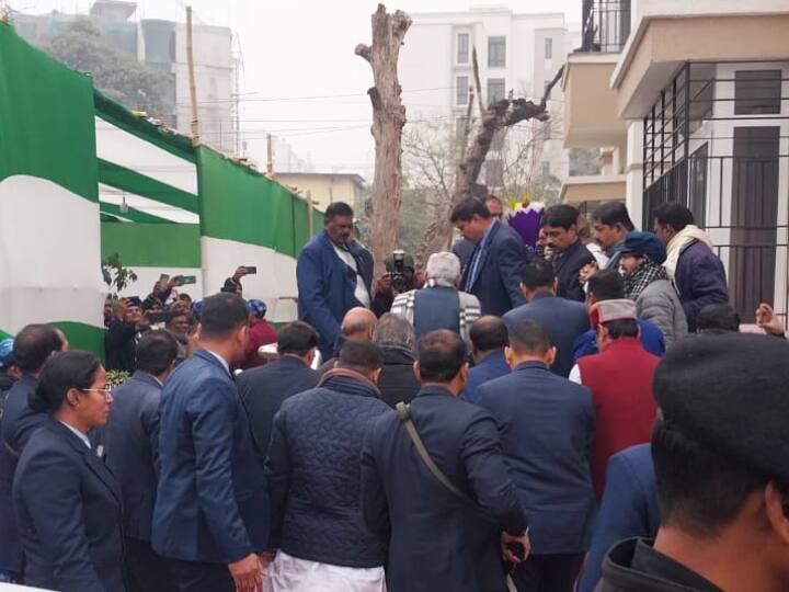 राबड़ी आवास पर भोज खाने के बाद सीएम नीतीश कुमार मंत्री रत्नेश सदा के यहां पहुंचे. रत्नेश सदा के यहां भी 1000 लोगों की व्यवस्था की गई थी. यहां नीतीश कुमार पहुंचे और दही-चूड़ा के भोज में शामिल हुए.