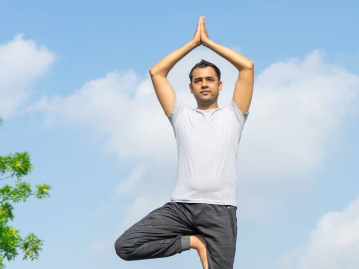 वृक्षासन एक खड़ा आसन है जिसे करने के लिए हम एक पैर पर खड़े होकर दूसरे पैर को घुटने से मोड़कर अंदर की तरफ लाते हैं. इससे उनकी एकाग्रता बढ़ती है और वे बिना भटके पढ़ पाते हैं.