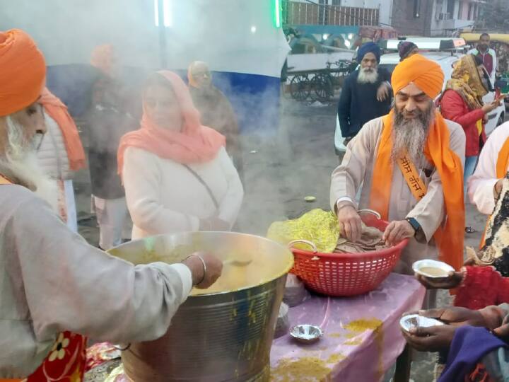 बैठक में प्रकाश उत्सव पर्व में आने वाले श्रद्धालुओं की व्यवस्था की जानकारी ली. बढ़ती ठंड को देखते हुए रविवार से ही मेडिकल टीम की व्यवस्था कर दी गई है. जगह-जगह दंडाधिकारी समेत पुलिस बल को तैनात किया गया है.
