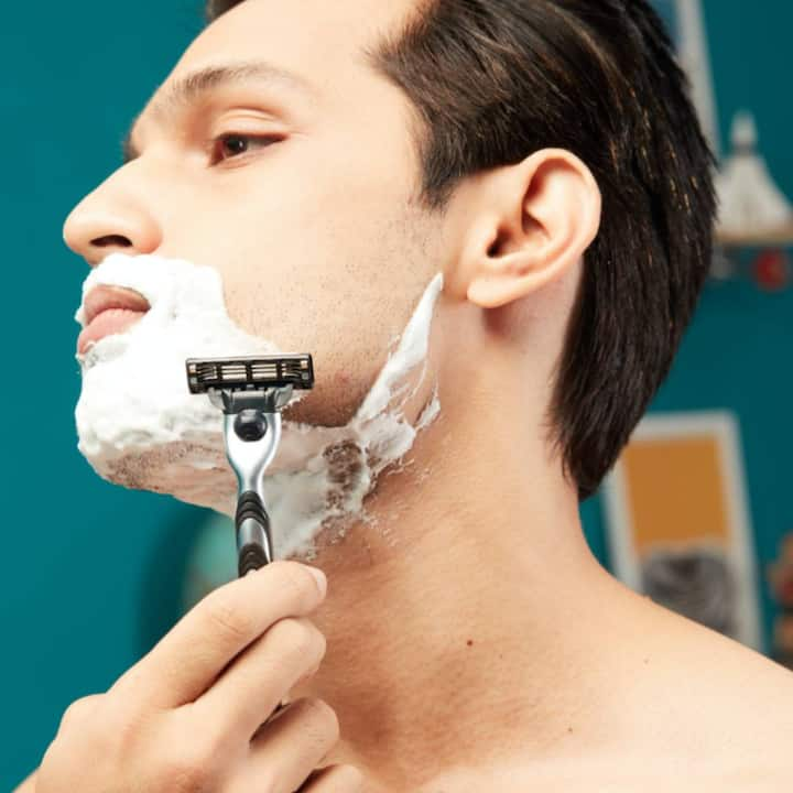 Beard Care - ਸ਼ੇਵ ਕਰਨ ਤੋਂ ਬਾਅਦ ਅਕਸਰ ਚਿਹਰੇ ਤੇ ਜਲਣ ਜਾਂ ਫਿਰ ਖਾਰਿਸ਼ ਹੋਣ ਲੱਗ ਜਾਂਦੀ ਹੈ, ਜਿਸਨੂੰ  ਠੀਕ ਕਰਨ ਲਈ ਮਰਦ ਮਹਿੰਗੀਆਂ ਕਰੀਮਾਂ ਵਰਤਦੇ ਹਨ। ਪਰ ਕੁੱਝ ਘਰੇਲੂ ਉਪਾਅ ਵਰਤ ਕੇ ਵੀ ਅਸੀਂ ਇਸ ਜਲਣ ਤੋਂ ਛੁਟਕਾਰਾ ਪਾ ਸਕਦੇ ਹਾਂ।