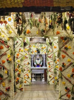 मकर संक्रांतीनिमित्त विठ्ठल मंदिरास फळे, फुले आणि तिळगुळाची आकर्षक सजावट; रुक्मिणी मातेस वाणवसा करण्यासाठी राज्यातील हजारो महिला पंढरपुरात