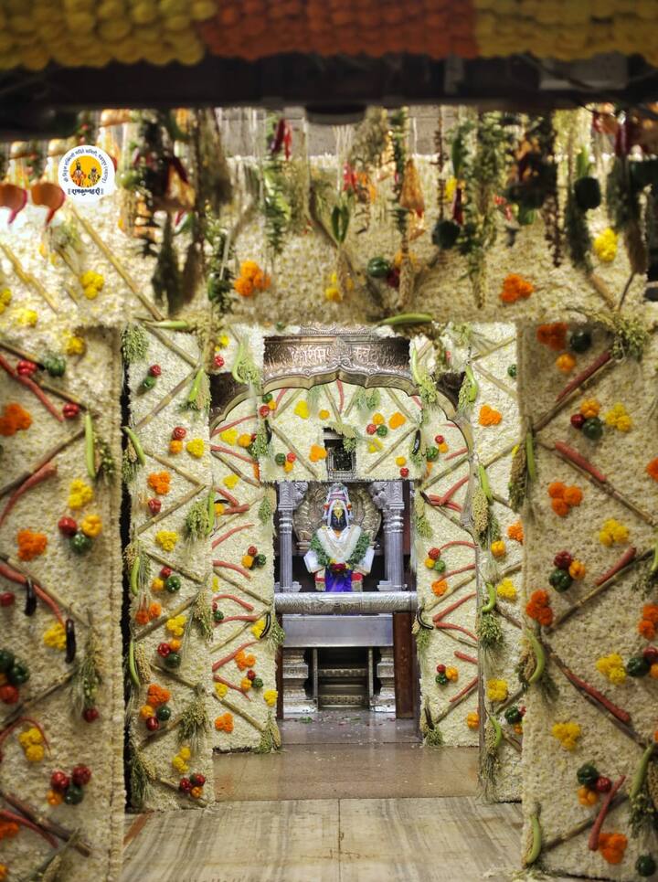 या दिवशी भोगी करणे , वाण- वसा, वोवसायला जाणे या सारख्या रिती , परंपरा आजही जोपासल्या जात असतात .