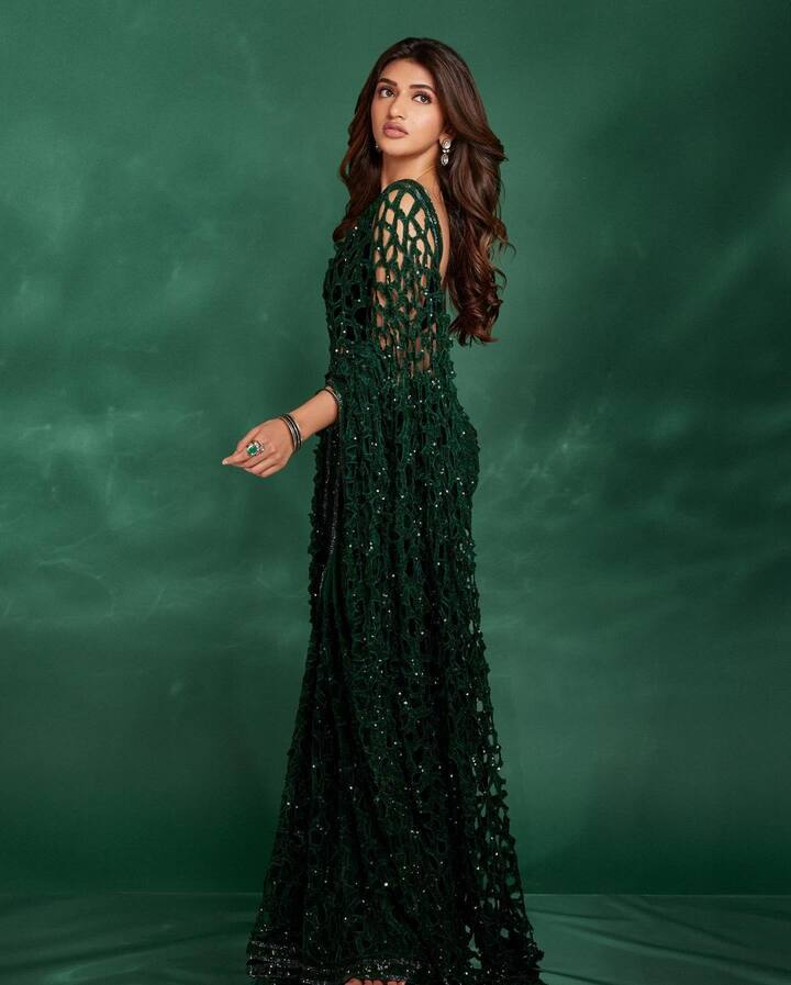 ప్రస్తుతం తెలుగులో మోస్ట్ వాంటెడ్ హీరోయిన్ శ్రీలీల తన లేటెస్ట్ ఫొటోలు ఇన్స్టాలో షేర్ చేశారు. ఇందులో ఆమె గ్రీన్ డ్రస్సులో మెరిసిపోతూ కనిపించారు. ఈ ఫొటోకు ఇప్పటికే ఏడు లక్షలకు పైగా లైకులు వచ్చాయి.