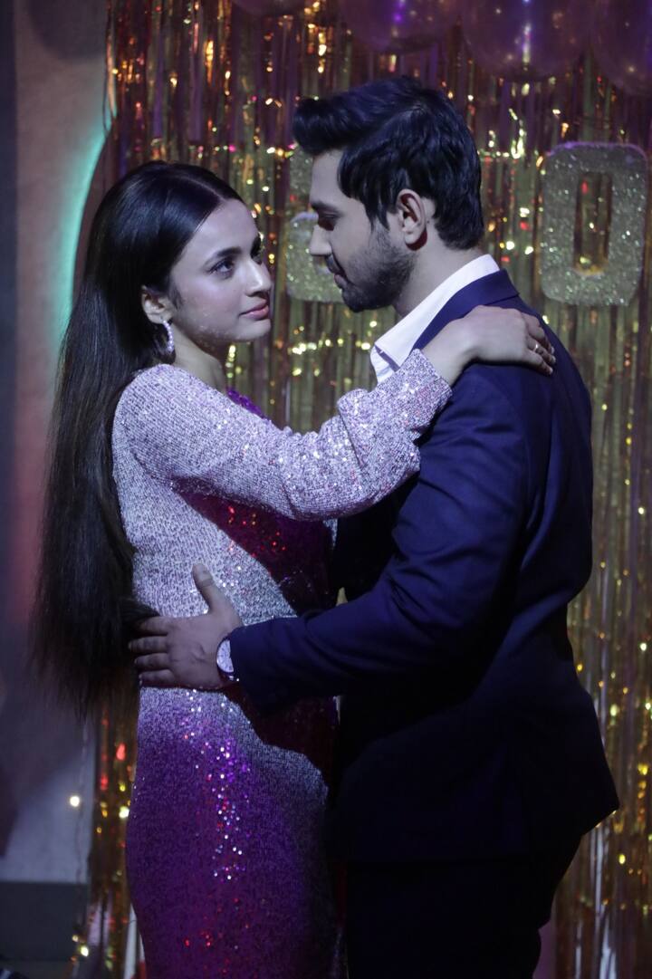 রোহিনী নিজের বাড়ির পার্টিতে খুব ভেবেচিন্তে ছক কষে অতিথিদের আমন্ত্রণ জানায়। মিস্টার চট্টোপাধ্যায়ের পরিবারকে নিমন্ত্রণ করে সে, যাতে নিজের উদ্দেশ্য সফল করতে পারে।
