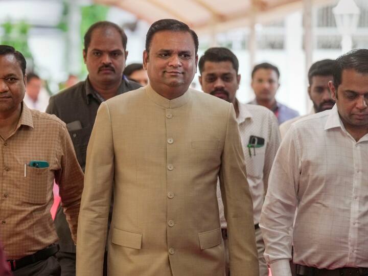 विधानसभाध्यक्ष ने शिंदे सहित सत्तारूढ़ खेमे के 16 विधायकों को अयोग्य ठहराने की ठाकरे गुट की याचिका को भी खारिज कर दिया था.