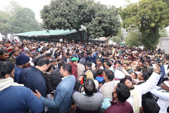 डिप्टी सीएम तेजस्वी यादव के बड़े भाई और बिहार के मंत्री तेज प्रताप यादव भी लोगों से घिरे हुए दिखे.