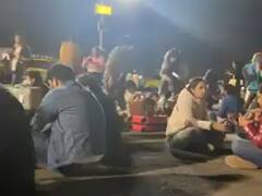 एयरपोर्ट पर जमीन पर बैठकर खाना खाते देखे गए IndiGo के यात्री, वीडियो हो रहा वायरल