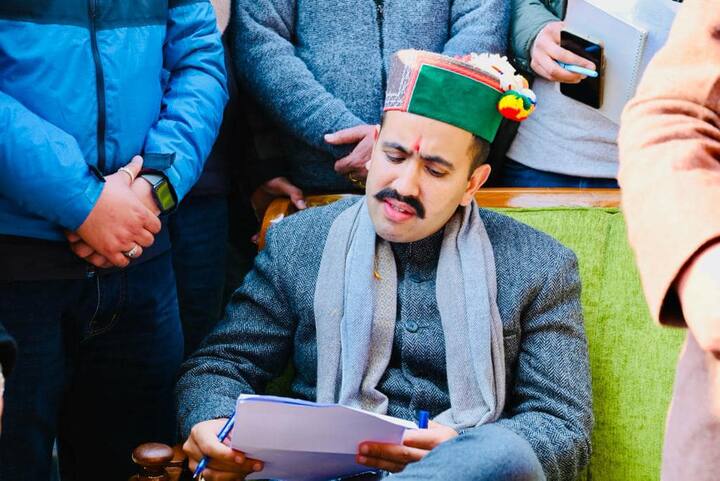 लोक निर्माण मंत्र विक्रमादित्य सिंह ने राम मंदिर जाने की बात को भी दोहराया. उन्होंने कहा कि कांग्रेस पार्टी के आलाकमान ने किसी को भी मंदिर जाने से मना नहीं किया है. वह मंदिर राम मंदिर जाएंगे. (फाइल फोटो)