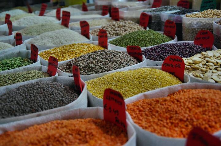 धान्याचे सेवन : संपूर्ण धान्याचे सेवन शरीरासाठी खूप चांगले मानले जाते. हे कॉम्प्लेक्स कार्बोहायड्रेट्सच्या श्रेणीत ठेवले जातात. यामुळे शरीरातील सेरोटोनिनचा स्राव वाढतो, ज्यामुळे मन प्रसन्न राहते. [Photo Credit : Pexel.com]