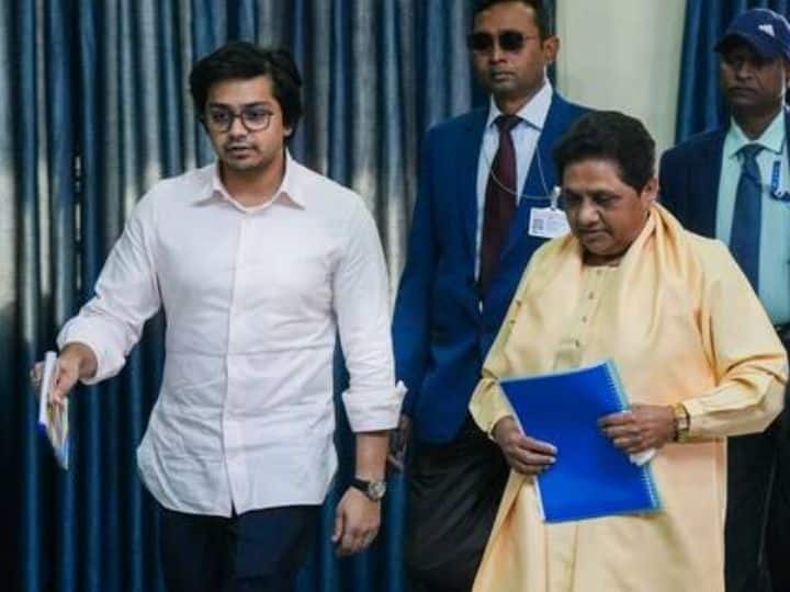 मायावती बीजेपी के साथ गठबंधन की सरकार में 2002 से 2003 तक तीसरी बार यूपी की सीएम बनीं. मायावती की पार्टी बसपा ने 2012 में पूर्ण बहुमत की सरकार बनाईं. मायावती 2012 से 2017 तक चौथी बार सीएम बनीं.