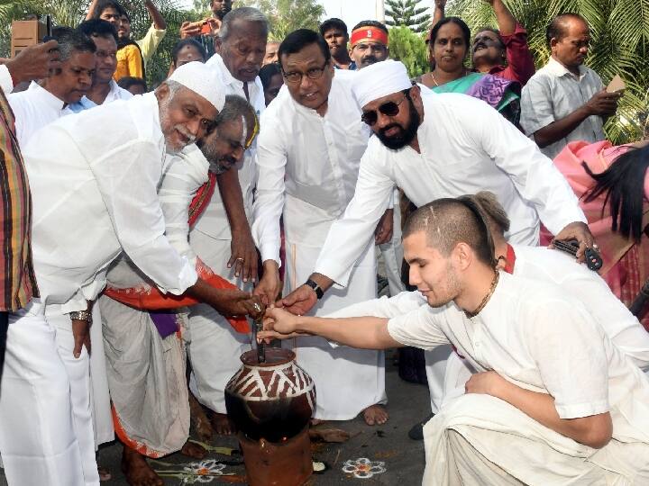Pongal Festival at Salem District Collectorate pongal 2024 Pongal 2024: சேலம் மாவட்ட ஆட்சியர் அலுவலகத்தில் சமத்துவ பொங்கல் விழா
