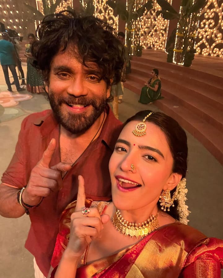 చార్మింగ్, ఎనర్జిటీక్గా ఉండే నాగార్జున గారితో వర్క్ చేయడం తనకు బ్లెస్సింగ్ అంటూ.. Blessed to have this beautiful team- The most charming and energetic The 👑 #NagarjunaAkkineni for many reasons. Was such a pleasure working with you sir. Your love for films, your humbleness and your genuineness, is unmatchable!💥🔥 Thank you for being you అంటూ పోస్ట్లో రాసుకొచ్చింది ఈ భామ.(Image Source : Instagram/rukshardhillon12)