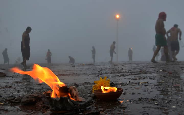 Pilgrims after taking holy bath at the Sagar Island on the occasion of 'Makar Sankranti' during Gangasagar Mela, in South 24 Parganas district of West Bengal. (Image Source: PTI)