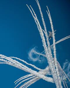 भारतीय हवाई दलाचा मुंबईत एअर शो; सूर्यकिरण आणि 'सारंग' हेलिकॉप्टर प्रात्यक्षिक पथकाद्वारे  चित्तथरारक कसरती